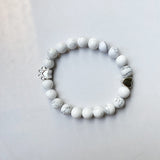 Pulseira de Pedra Preciosa Natural com Charme de Pata e Coração – Design Artesanal