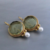 Brincos Clássicos Retro com Pedras Verdes e Pérolas