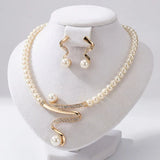 Conjunto de um colar e brincos com pérolas naturais