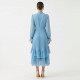 Mariana | Vestido Plissado com Mangas Fluídas e Folhos Assimétricos