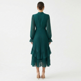 Mariana | Vestido Plissado com Mangas Fluídas e Folhos Assimétricos
