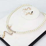 Conjunto de um colar e brincos com pérolas naturais