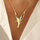 Colar dourado com pendente de fada