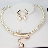 Conjunto de um colar e brincos com pérolas naturais