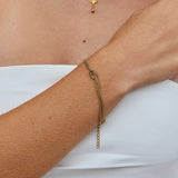 Pulseira de corrente dourada com nó