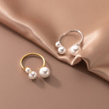 Anel Elegante com Trio de Pérolas