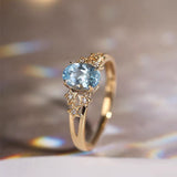 Anel dourado exclusivo com cristal azul