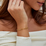 Pulseira dourada com elos alongados
