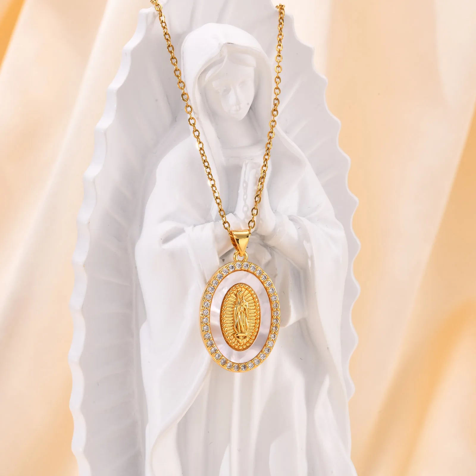 Colar com Pendente Oval da Virgem em Ouro