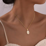 Colar com Pendente Oval da Virgem em Ouro