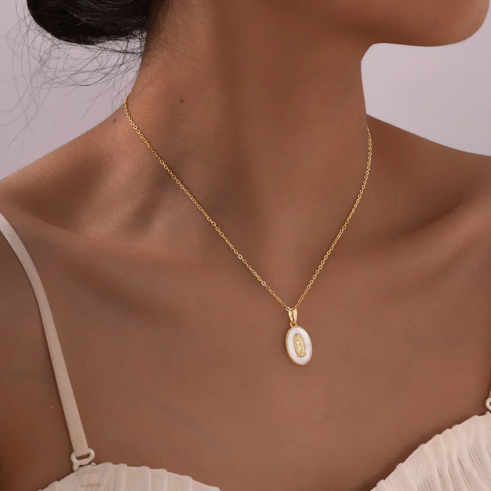 Colar com Pendente Oval da Virgem em Ouro