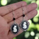 Brincos Pendentes de Gato Branco Vintage – Joias de Moldura Prateada para Mulheres