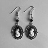 Brincos Pendentes de Gato Branco Vintage – Joias de Moldura Prateada para Mulheres