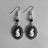 Brincos Pendentes de Gato Branco Vintage – Joias de Moldura Prateada para Mulheres