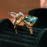 Anel Ajustável em Cor de Água-Marinha com Colibri – Banho de Ouro 14K