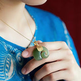 Colar com Pendente de Elefante em Jade Hetian – Corrente Banho de Ouro 18K para Mulheres