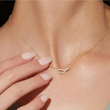 Colar Elegante com Pendente de Flor Metálica em Forma de Onda