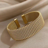 Elegante pulseira de malha trançada com design aberto