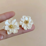 Brincos de Acrílico Branco Chique