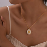 Colar com Pendente Oval da Virgem em Ouro