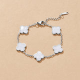 Pulseira prateada com trevo