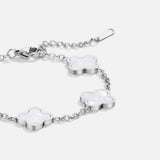 Pulseira prateada com trevo