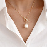 Colar Elegante com Pérolas Douradas