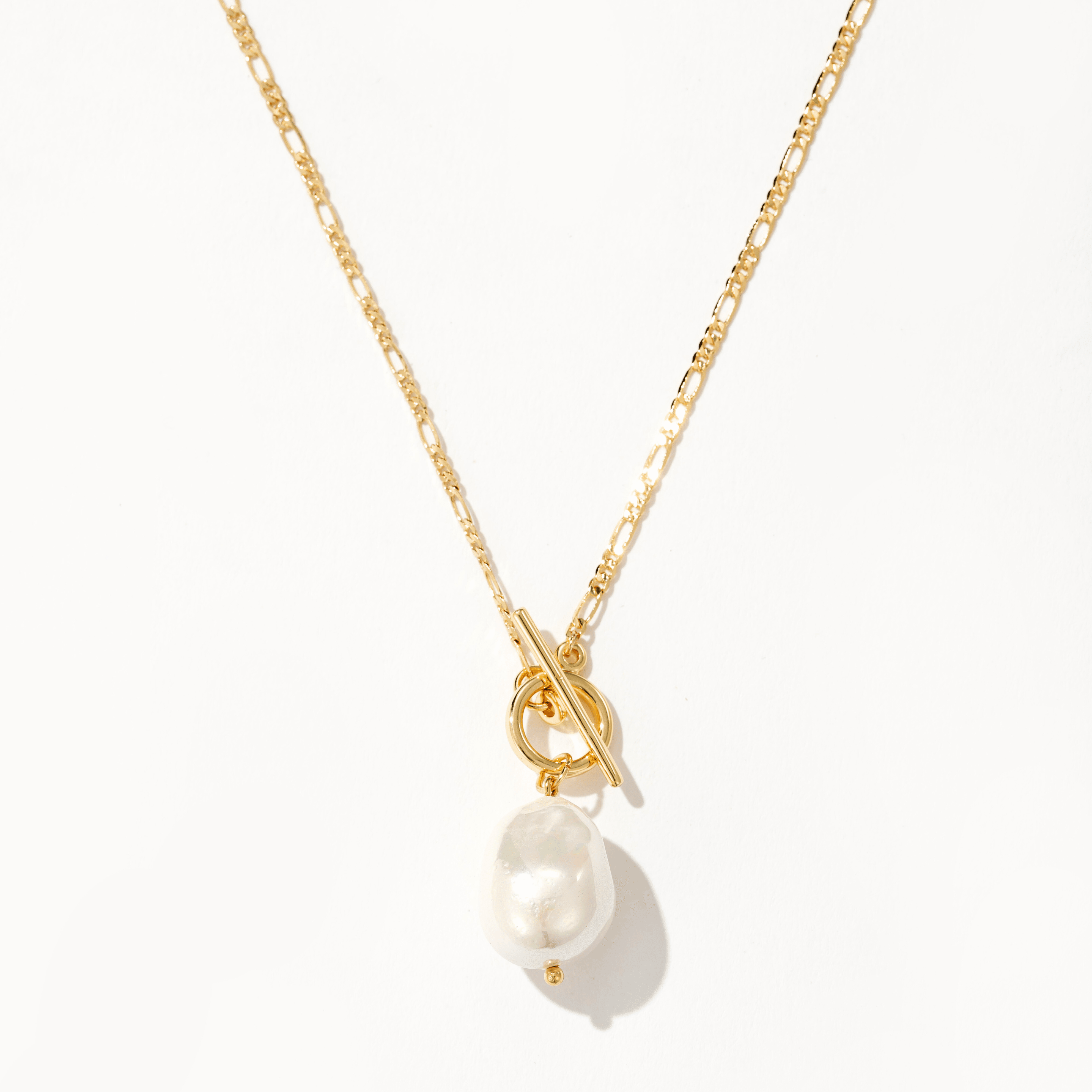 Colar Elegante com Pérolas Douradas