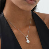 Colar Elegante com Pérolas Douradas