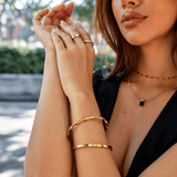 Pulseira rígida Ara com efeito moldado