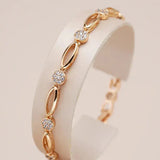 Elegante pulseira dourada com zircônia