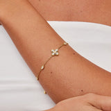 Pulseira com trevo e detalhes brilhantes