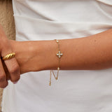 Pulseira com trevo e detalhes brilhantes