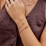 Pulseira com trevo e detalhes brilhantes