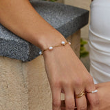 Pulseira em camadas com detalhe delicado