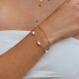 Pulseira em camadas com detalhe delicado