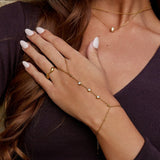 Pulseira Freya com detalhes brilhantes e corrente para o pulso