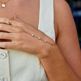 Pulseira Freya com detalhes brilhantes e corrente para o pulso