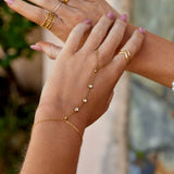 Pulseira Freya com detalhes brilhantes e corrente para o pulso