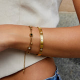 Pulseira rígida dourada com trevo