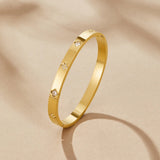 Pulseira rígida dourada com trevo