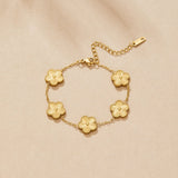 Pulseira dourada com trevo