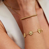 Pulseira dourada com trevo