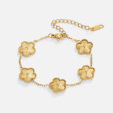Pulseira dourada com trevo