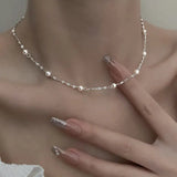 Colar elegante com pérolas brilhantes