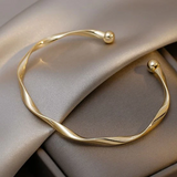 Pulseira dourada elegante