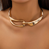 Colar dourado com textura ousada