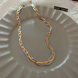 Colar elegante de ouro e prata