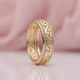 Anel de Filigrana Dourado com Cristais