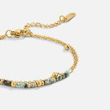 Pulseira decorativa em camadas com pequenos detalhes